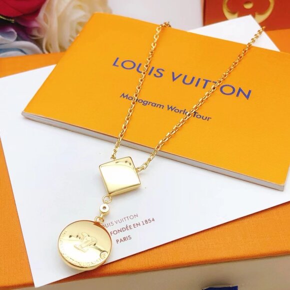 LOUIS VUITTON Essential V Necklace Gold LV Pendant - Picture 2 of 4